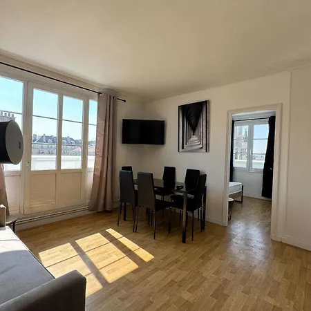 Apartment With Balcony - Castle View