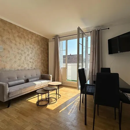 Apartment With Balcony - Castle View